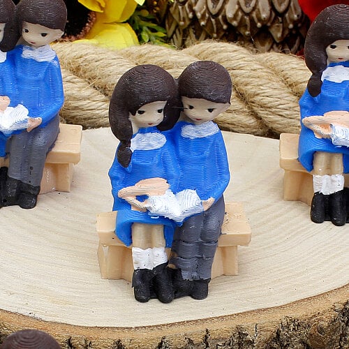 3D Bankta Kitap Okuyan Çift Teraryum Obje 4x6 cm - Toptanalim (1)