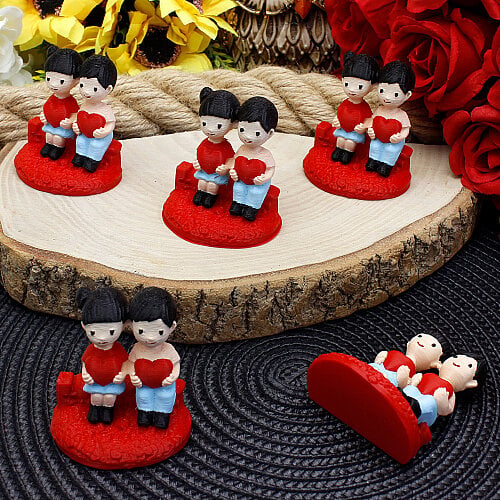 3D Bankta Oturan Kalp Tutan Romantik Çift Teraryum Obje 5x5 cm - Toptanalim