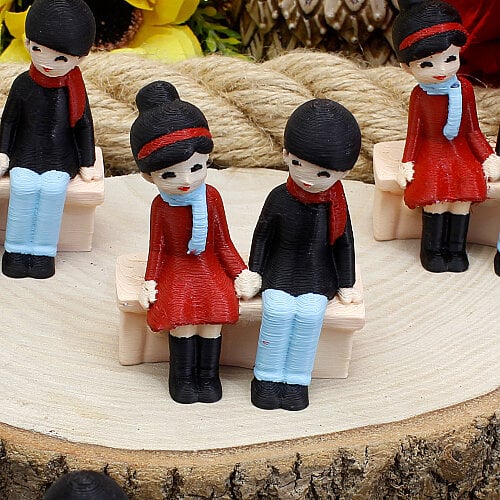 3D El Ele Bankta Oturan Çift Teraryum Obje 5x6 cm - Toptanalim (1)