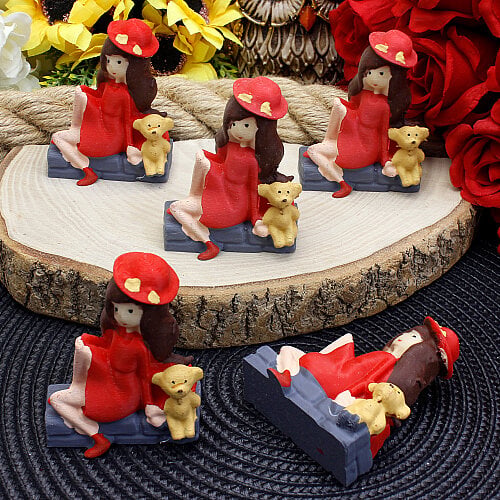 3D Kaldırımda Oturan Ayıcıklı Kız Teraryum Obje 5,5x7 cm - Toptanalim