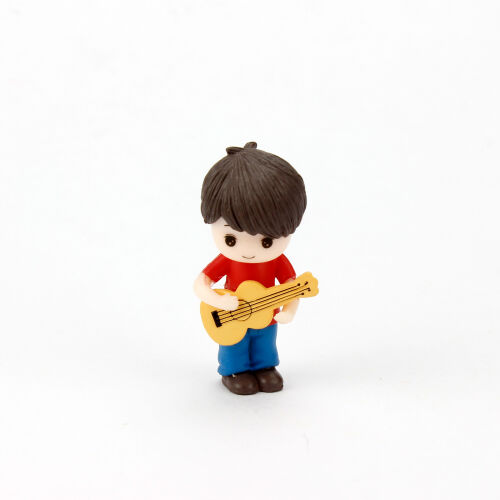 Büyük Boy Kırmızı Tişörtlü Gitar Çalan Erkek Plastik Teraryum Obje - 1