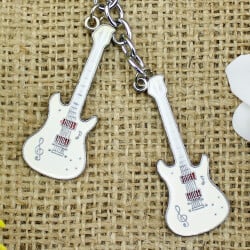 Çift Beyaz Gitar Metal Anahtarlık - 2