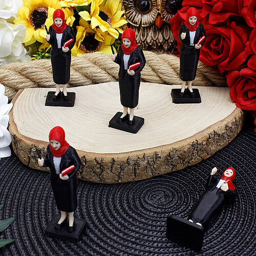 3D Başörtülü Kadın Öğretmen Teraryum Obje Kırmızı Siyah 2,5x8,5 cm - Toptanalim