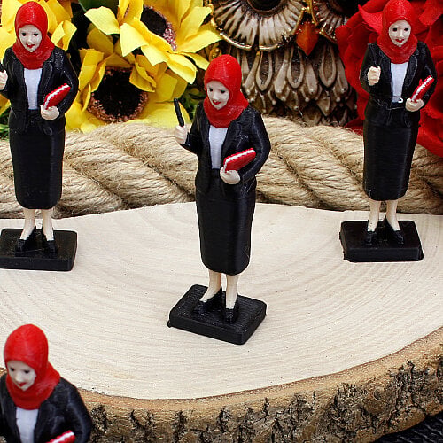 3D Başörtülü Kadın Öğretmen Teraryum Obje Kırmızı Siyah 2,5x8,5 cm - Toptanalim (1)