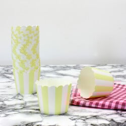 Muffin Kek Kalıbı 25'li Paket Sarı Beyaz Çizgili - 1